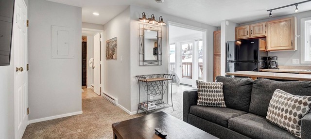 Super cute studio right across the street from the Snowflake Chair Lift!