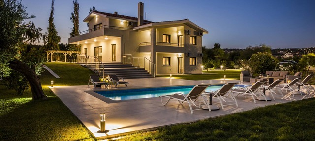 SUPERB LOCATION Luxury 5 bed villa, pool, sea view, beach/restaurants close by