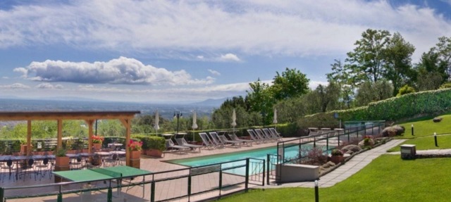 Superb villa at short distance from Montecatini. Pool, basketball court, soccer, ping-pong, mountain