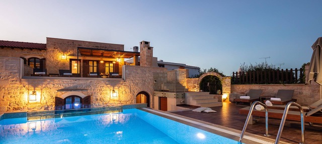 Superb villa Rogdia with heated pool, 2 minutes walking from local amenities