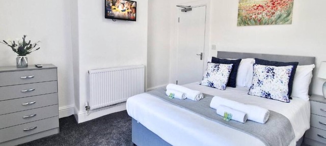Superior Double Room Ensuite with Shower Room 2