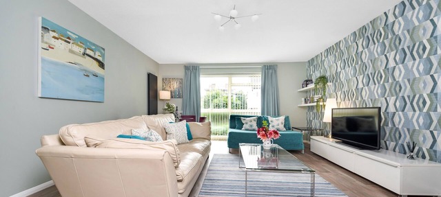 Surbiton modern 2 bedroom flat with parking