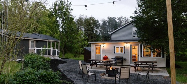 Surrounded by Nature - Frog Hollow Cabin & Bunk Room: Hot Tub | Fire Pit | Grill