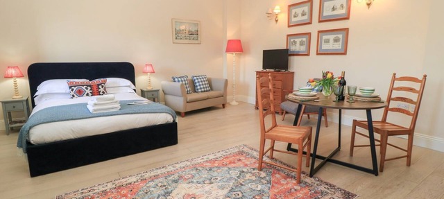 SWALLOW STUDIO, pet friendly, with a garden in Andoversford