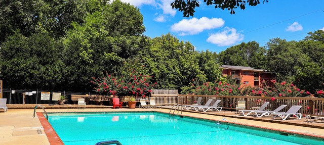 TAILGATE TERRACE! 2BR, 1 BA Condo-walking distance to downtown Athens & Stadium