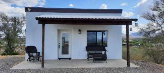 Take it easy at this unique and tranquil casita. Wonderful skyline city views.
