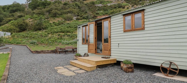 TAN Y CASTELL SHEPHERDS HUT, romantic, with a garden in Llangollen