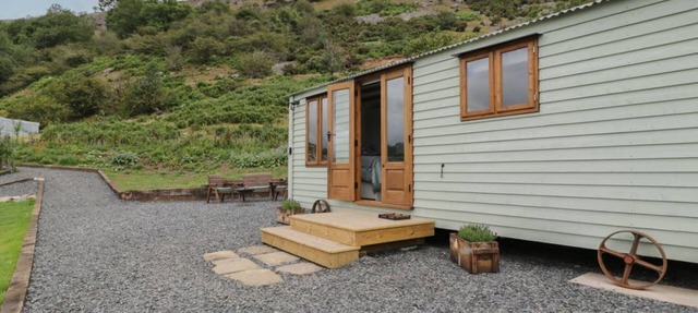 Tan Y Castell Shepherds Hut,.