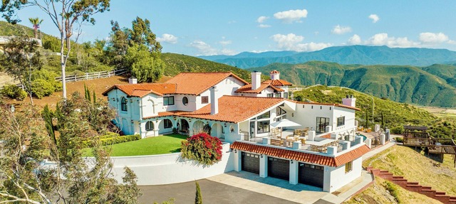 Temecula Vineyard View Mansion-AMAZING VIEWS, Pool/Hot Tub, 10 Acres, Mini Golf