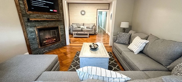 “The Allen House” Charming 3-Bed/2-Bath Sleeps 8. Fantastic location in Albany