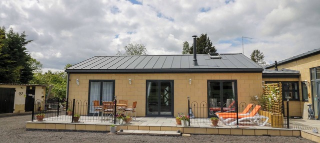 THE BARN, pet friendly, with open fire in Astwood Bank