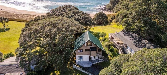 The Beachfront Bach - Onemana