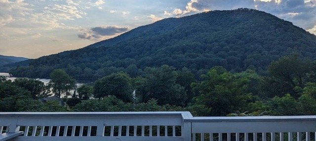 The Blue Ridge Bungalow- 3BR 2BA, hot tub with panoramic views, dog-friendly.