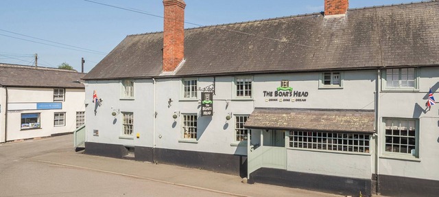 THE BOARS HEAD PUB, pet friendly, with hot tub in Bishop's Castle