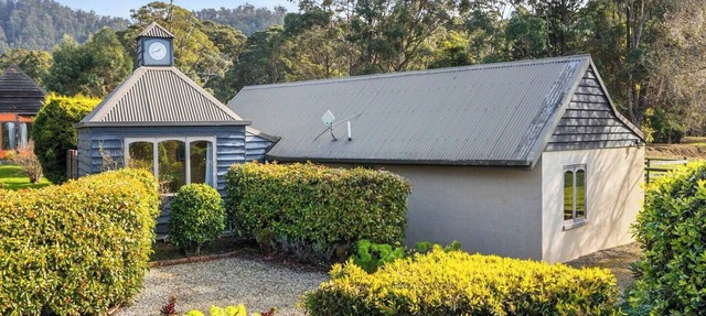The Clocktower Serene Stay at Herons Rise Vineyard