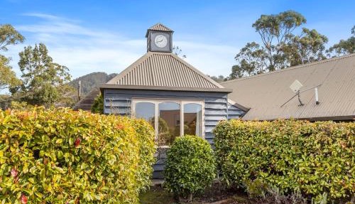 The Clocktower - Serene Stay at Herons Rise Vineyard