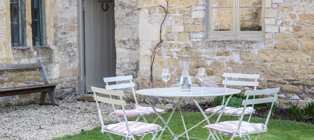 THE COMPTON COTTAGE, pet friendly, with a garden in Northleach