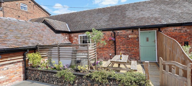 THE DAIRY, romantic, with hot tub in Chester