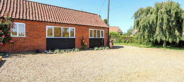 THE DUCK HOUSE, romantic, with hot tub in Watton
