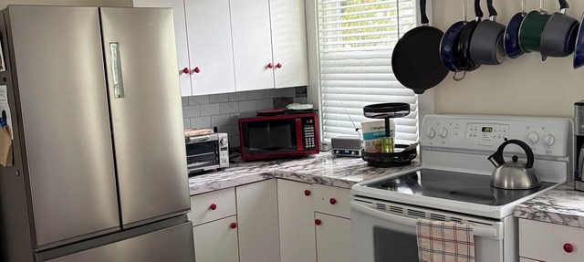 The Gallery- Bright Sunny 2 Bedroom Apartment minutes from Downtown Northampton