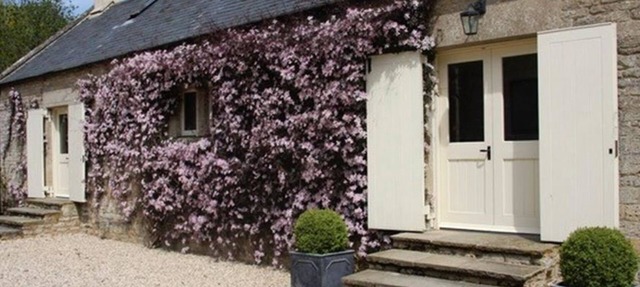 THE GRANARY, pet friendly, with open fire in Bourton-On-The-Water