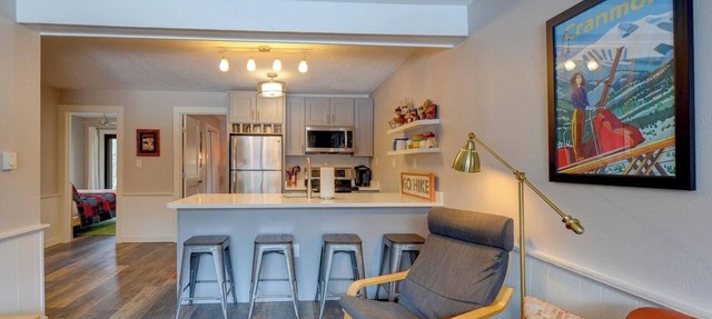 The Knotty Chipmunk - Cozy Condo - Sleeps 6