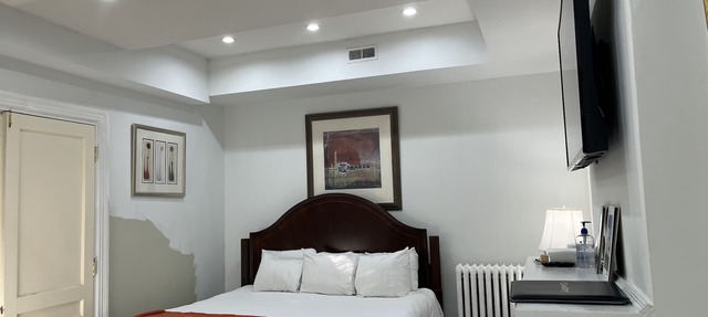 The "Mark" Victorian Brownstone – Sleeps 10-12/9 Beds