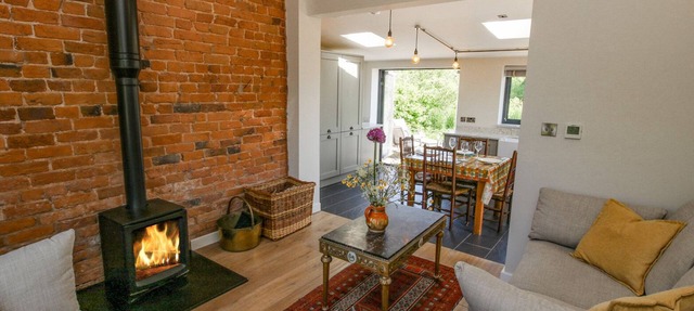 THE MISSION ROOM, family friendly, with open fire in Malpas