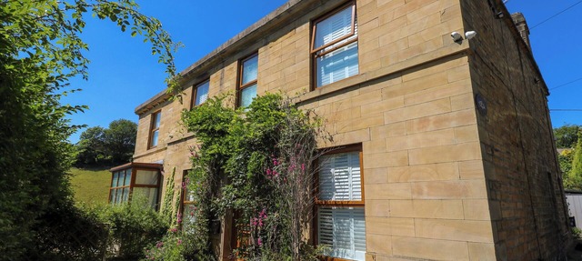 THE OLD POST OFFICE - PET FRIENDLY GROUP STAYS IN HOLMFIRTH in Holmfirth