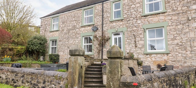 THE OLD POST OFFICE, pet friendly, with hot tub in Wirksworth