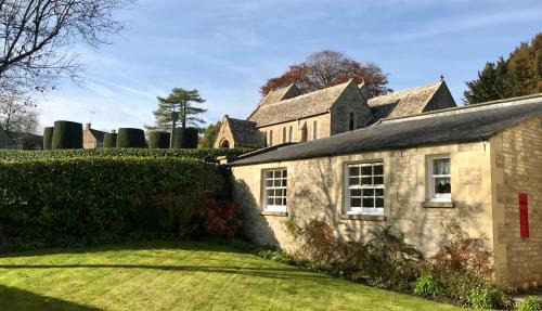 The Old Post Office Studio Apartment in a Beautiful Cotswold Village