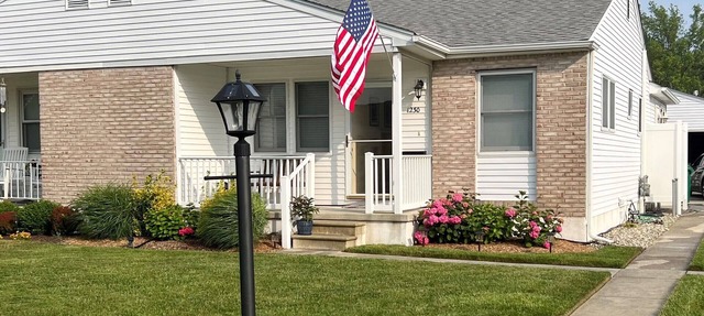 The perfect Cape May beach house! Screened-in porch + private backyard oasis