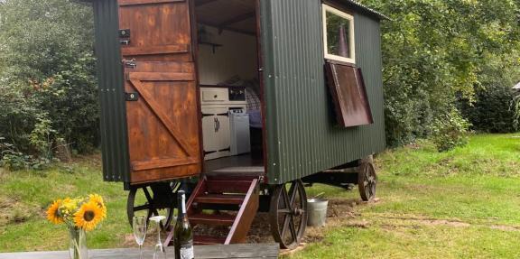 The Shepherd's Hut - Wild Escapes Wrenbury off grid glamping - ages 12 and over