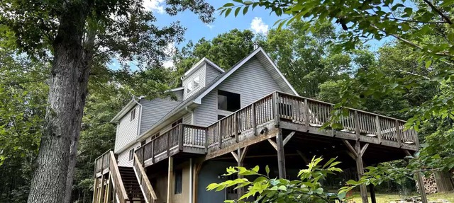 THE STARGAZER: Private lake access w/wood burning fireplace, wraparound deck