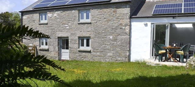 THE STUDIO, pet friendly, with open fire in Rinsey Cove