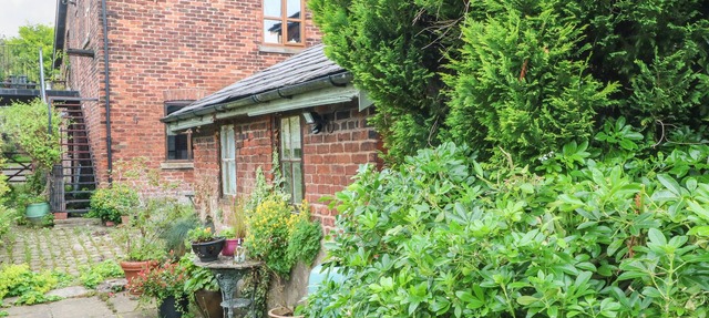 THE TOOLSHED, romantic, character holiday cottage in Birchwood