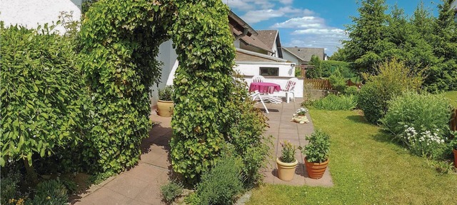 The well-maintained apartment house consists of two vacation apartments. On the upper floor is DEI08
