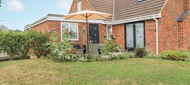 THE WEST WING, romantic, with a garden in Potterne