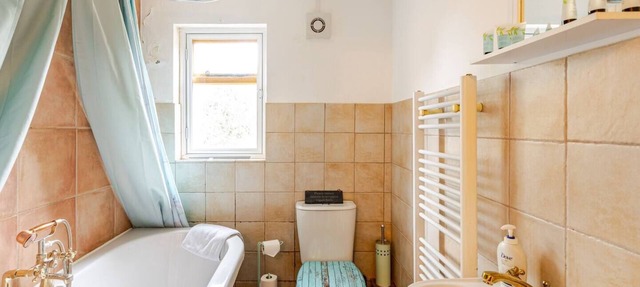 This charming 17th Century Grade II listed Cottage