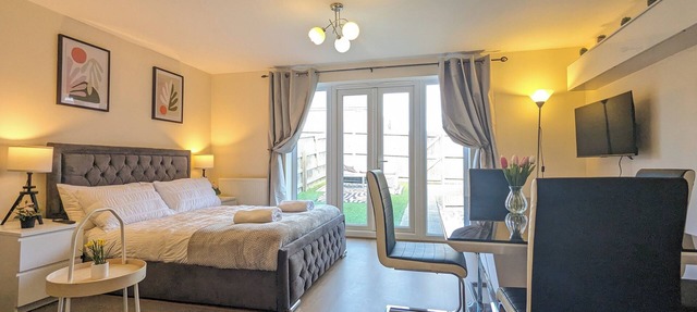 This is a large three-story house, located near the city centre. A short 4-minute drive (1 mile) will take you to the city centre, Albert Dock, ACC. Convenient public transportation is available with a 10-minute bus ride from the city. centre.