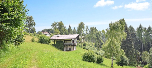 This splendid mountain house in Fonzaso, surrounded by woods and meadows, is the ideal solution for