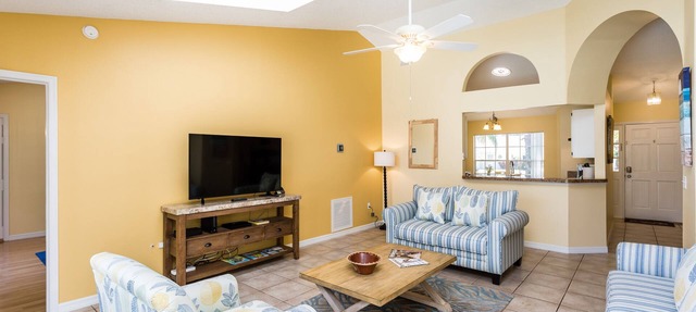 Three Bedroom 2 Bathroom Vacation home minutes away from the Parks