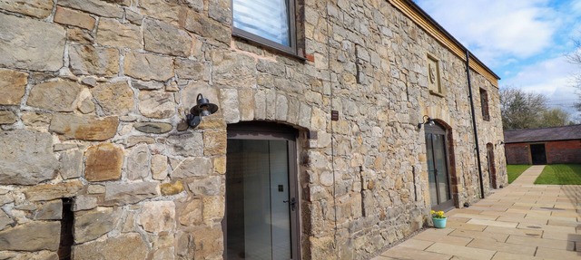 THRESHERS BARN, pet friendly, luxury holiday cottage in Weston Rhyn
