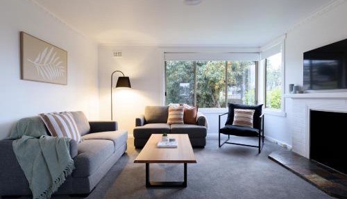 Tidy & Comfortable 2-Bed Home with Study – Close to Town
