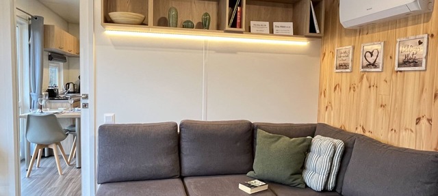 Tiny Haus mit schönem Seeblick by Interhome