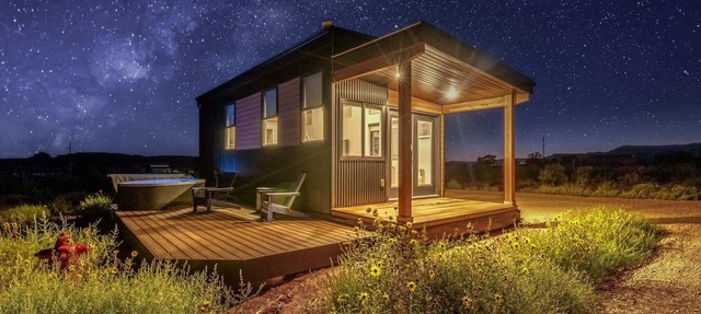 Tiny Home w Panoramic Views, Hot Tub, Near Zion