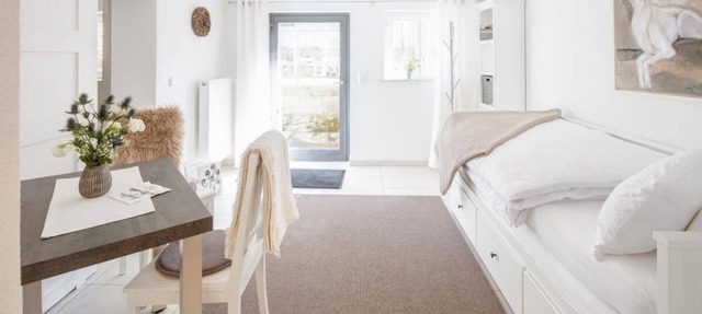 Tiny vacation apartment at the city park with small outdoor seating area