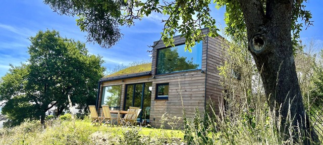 Tinyhouse Minimalus mit Panorama Schlafloft im Grünen mit Outdoordusche