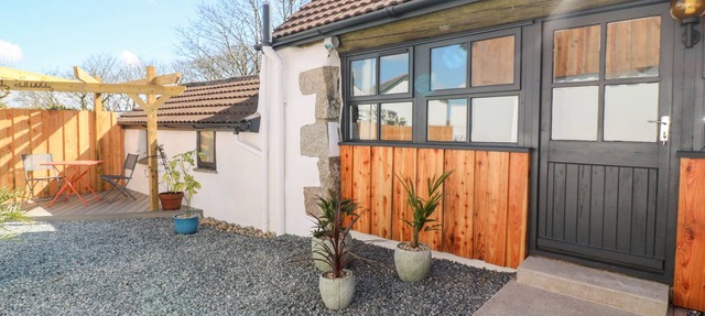 TOADSTOOLS, pet friendly, character holiday cottage in Penryn
