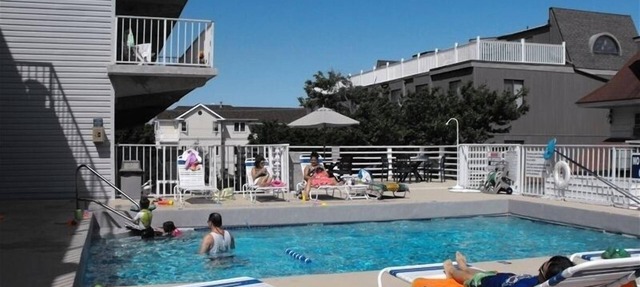 Top Floor - Elevator, 2 Bed,1 Bath, 1 Block to Beach, POOL!